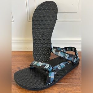 Like NEW! Teva Original Universal Sandal Men’s 13 Peaks Black Blue Geometric
